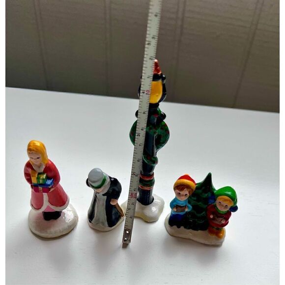 Vintage 4 Piece Ceramic Christmas Carolers and Light post - Picture 8 of 8